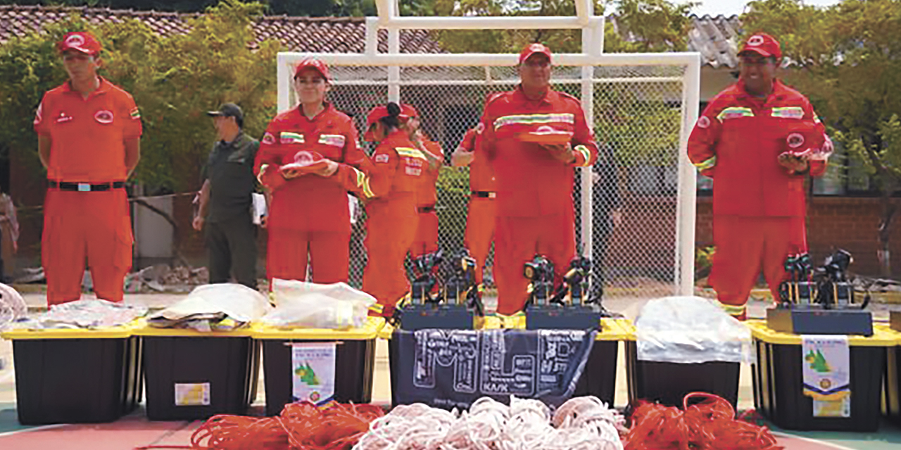 Bomberos reciben equipos para combatir los incendios forestales.