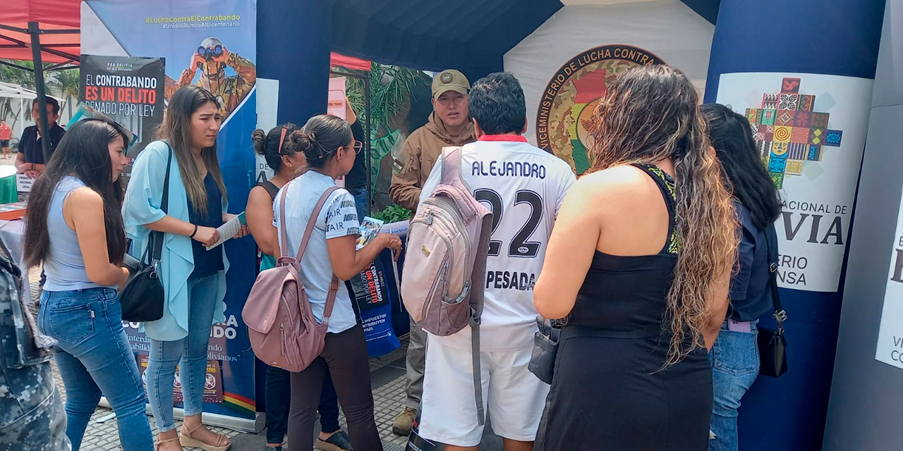 Feria de orientación y concientización Lucho Contra el Contrabando, en Santa Cruz. // FOTO: VLCC