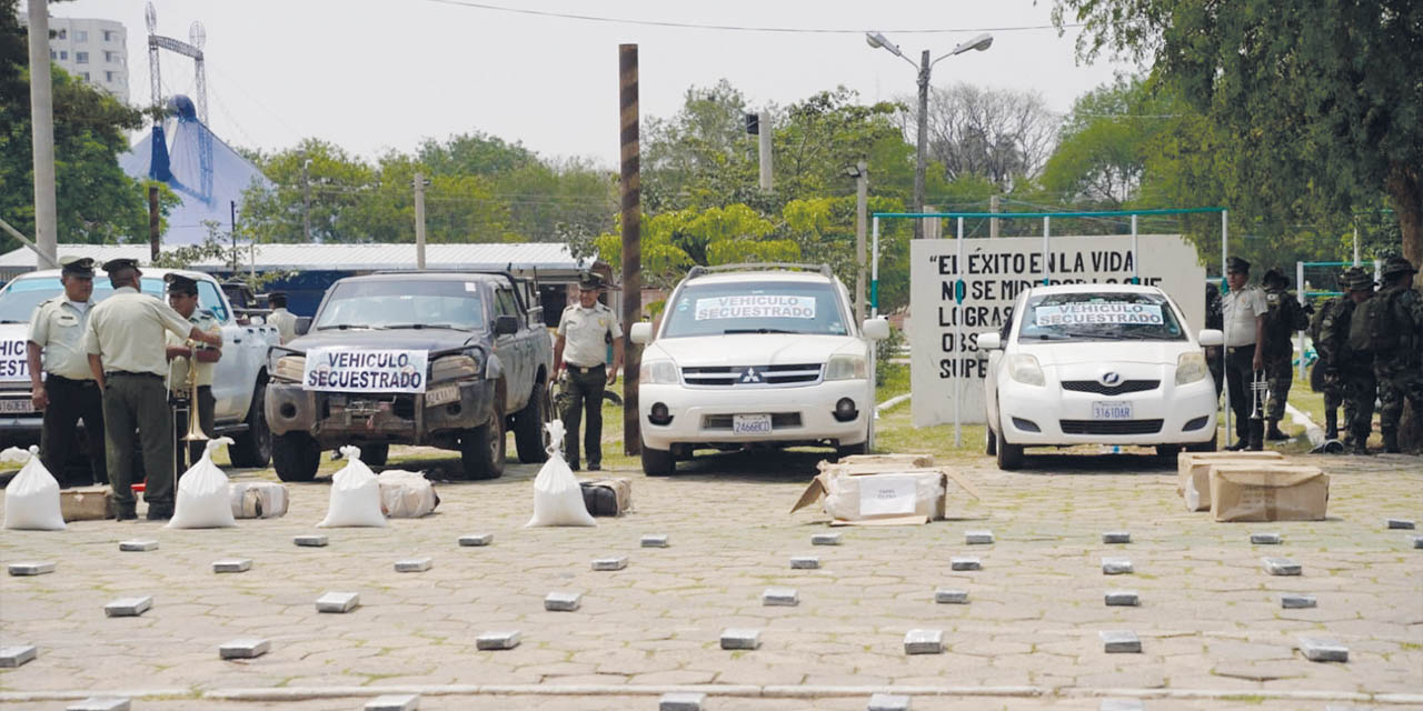 El Gobierno presenta la droga secuestrada y los vehículos incautados al narcotráfico. | Foto: RRSS