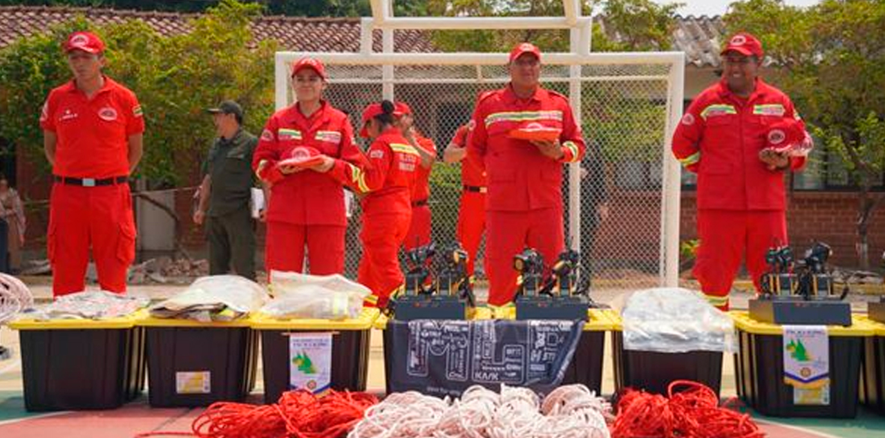 Entregan equipos de protección, víveres e insumos a bomberos que luchan contra los incendios en el oriente