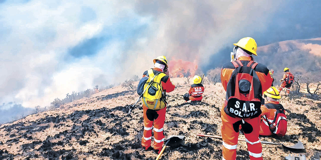 Bomberos forestales en lucha permanente contra los incendios en el oriente boliviano. | Foto: RRSS