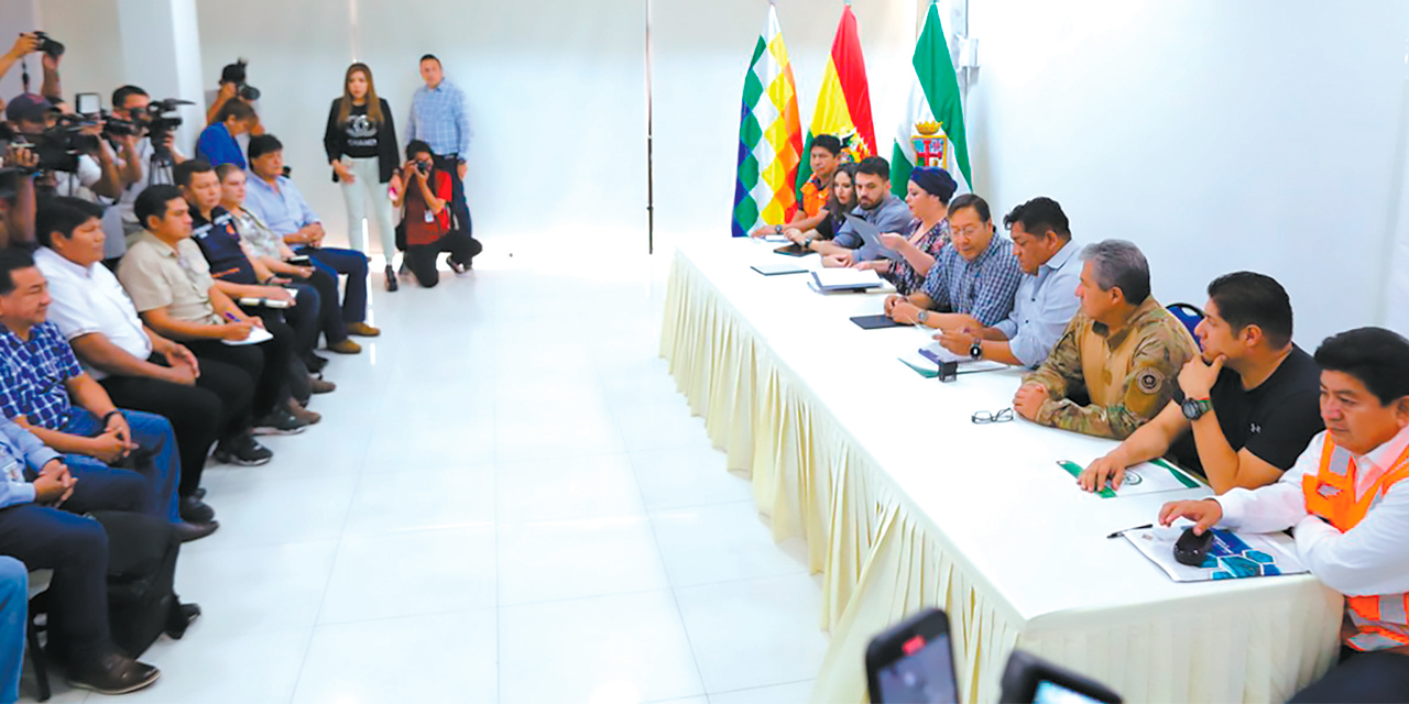 El presidente Luis Arce se reunió ayer con alcaldes de municipios afectados de Santa Cruz. Foto:  ABI