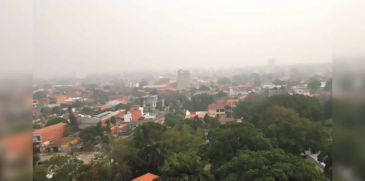 La humareda afecta a la ciudad de Santa Cruz. Foto: GAMSCS