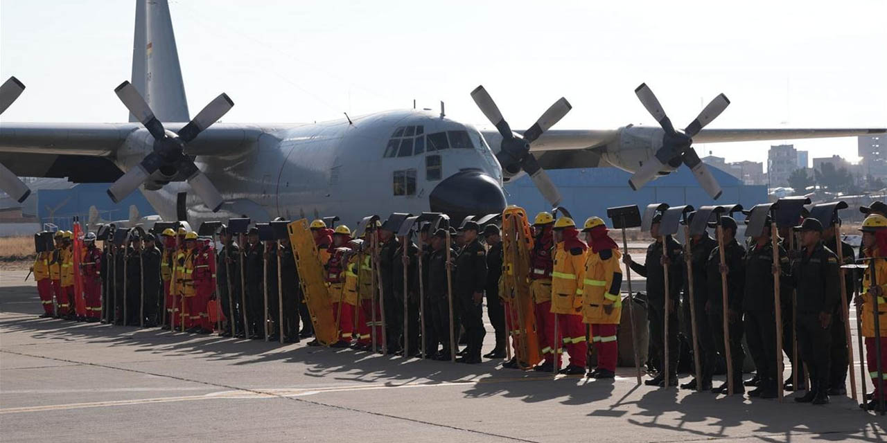 Más de 80 bomberos de La Paz se trasladan a Santa Cruz. Foto: MdG