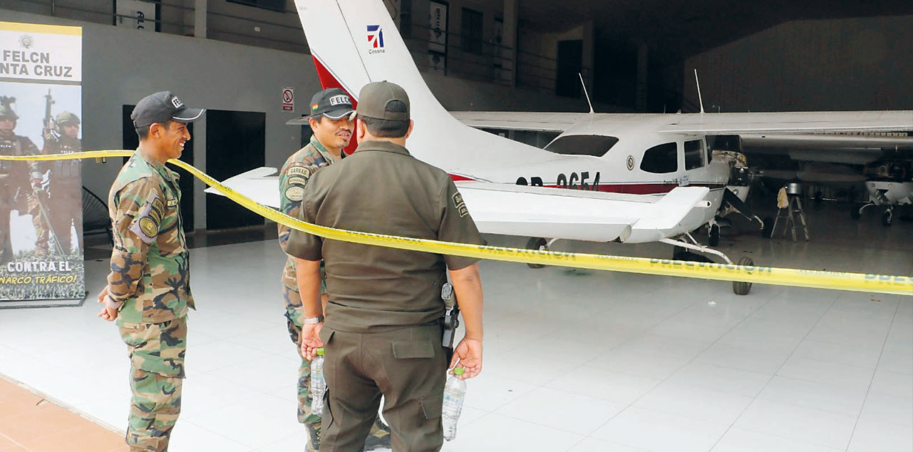 La Policía y el Ministerio Público intervinieron un hangar y secuestraron nueve avionetas y cuatro vehículos. Foto: APG