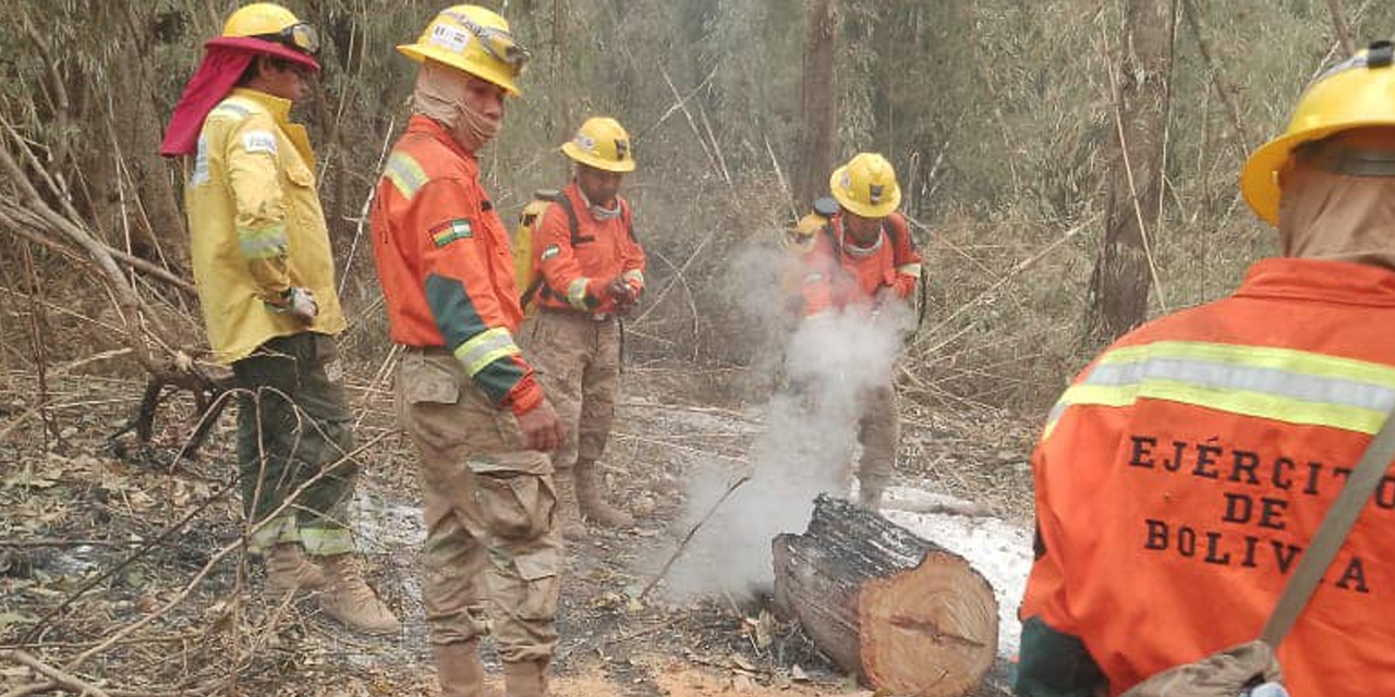 Los bomberos del Ejército que trabajan en la sofocación de los incendios. Foto: MD