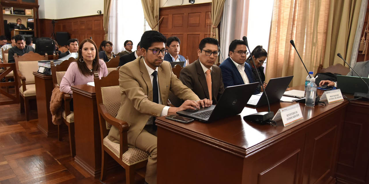 El procurador general del Estado, Cesar Siles, junto a su equipo en la audiencia por el caso “Petrocontratos" en el Tribunal Supremo de Justicia, en Sucre. Foto: PGE