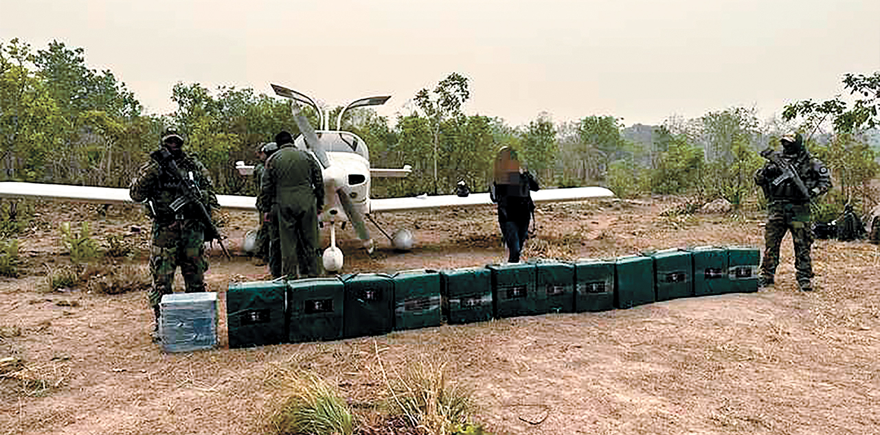 Efectivos antidrogas encontraron una avioneta con cocaína en una pista clandestina en la provincia de Iténez. Foto: FELCN