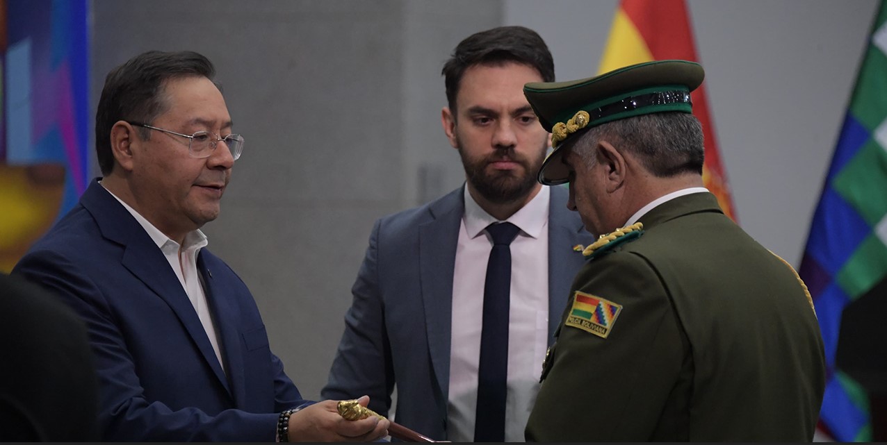 El presidente Luis Arce en la ceremonia de ascenso a generales de la Policía Boliviana, tras 35 años de servicio al país. Foto Josué Cortéz.