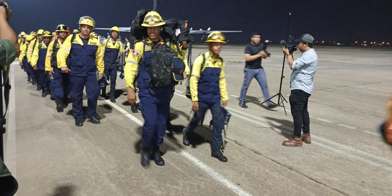 Los bomberos venezolanos arriban a la ciudad de Trinidad. Foto: MdD