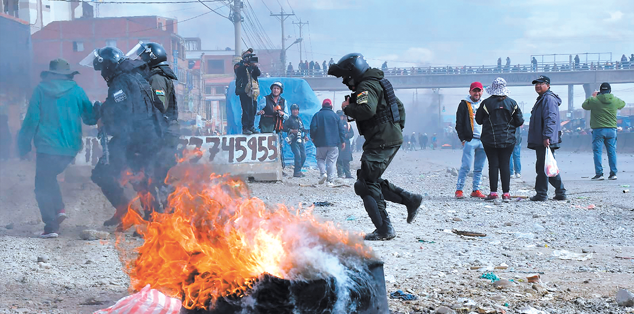 Efectivos policiales en Ventilla retroceden ante la violenta agresión de grupos de choque ligados a Evo Morales. Foto: APG