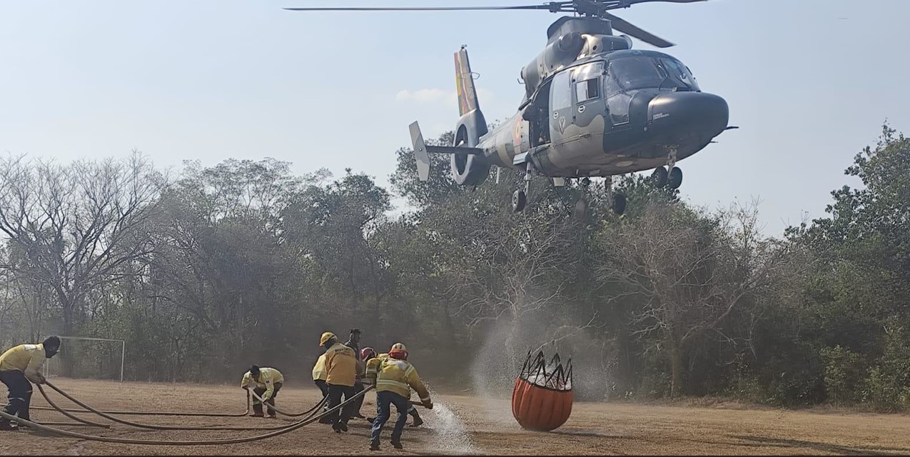 Helicóptero del Ejército con Bambi Bucket. Foto Min. Defensa