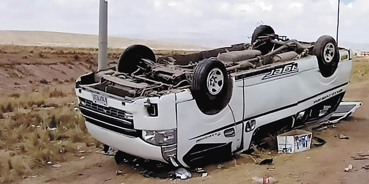 Vehículo siniestrado en la carretera La Paz-Desaguadero. | Foto: Policía Boliviana