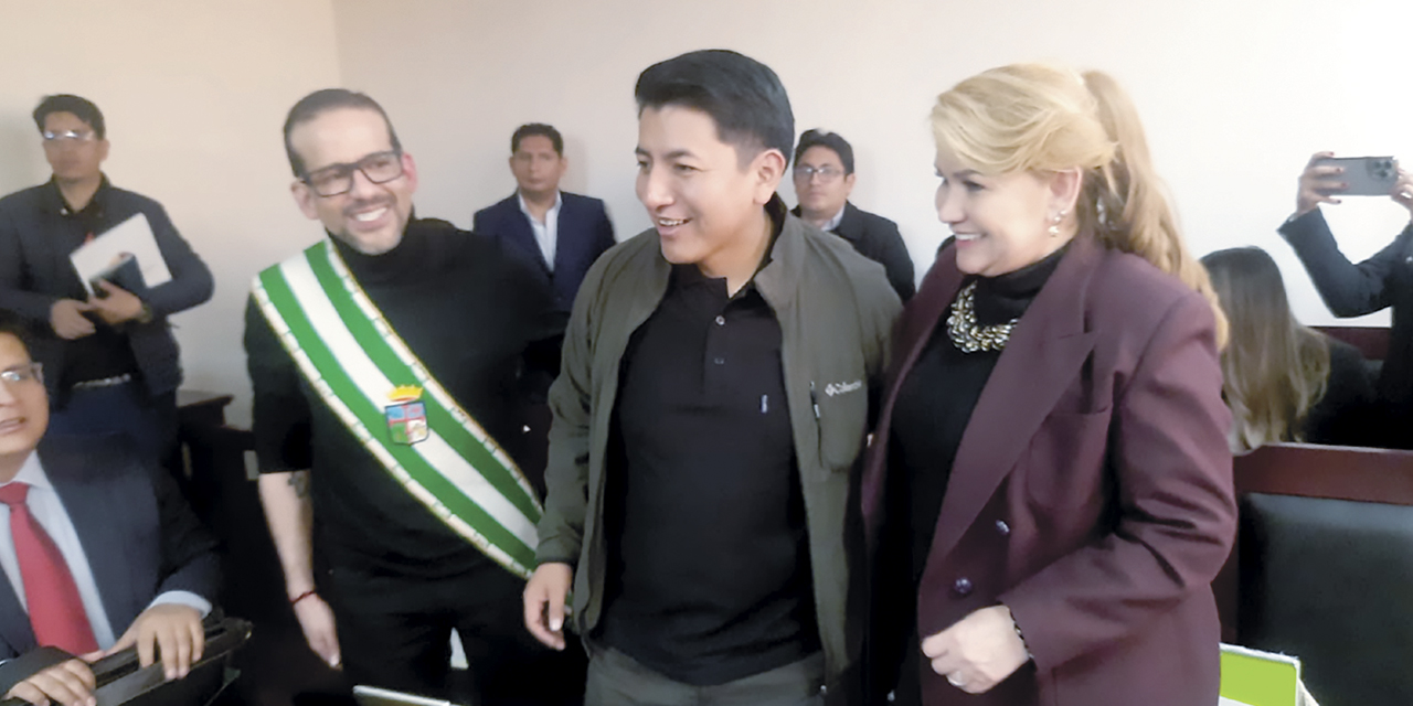 Luis Fernando Camacho, Marco Pumari y Jeanine Añez durante la audiencia del caso Golpe de Estado I.