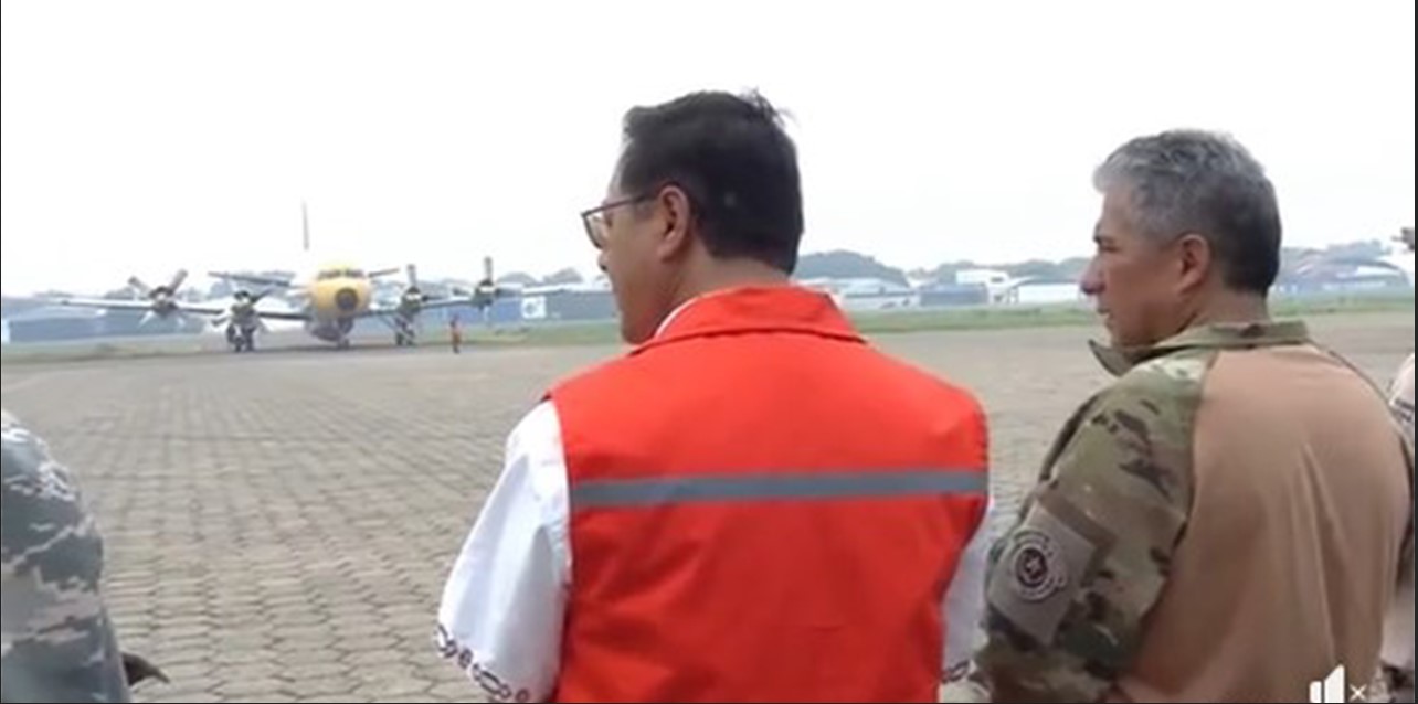 El presidente Luis Arce en la base aérea El Trompillo y en la plataforma el Electra Tanker, con capacidad para 11.300 litros de agua. Foto captura de pantalla.