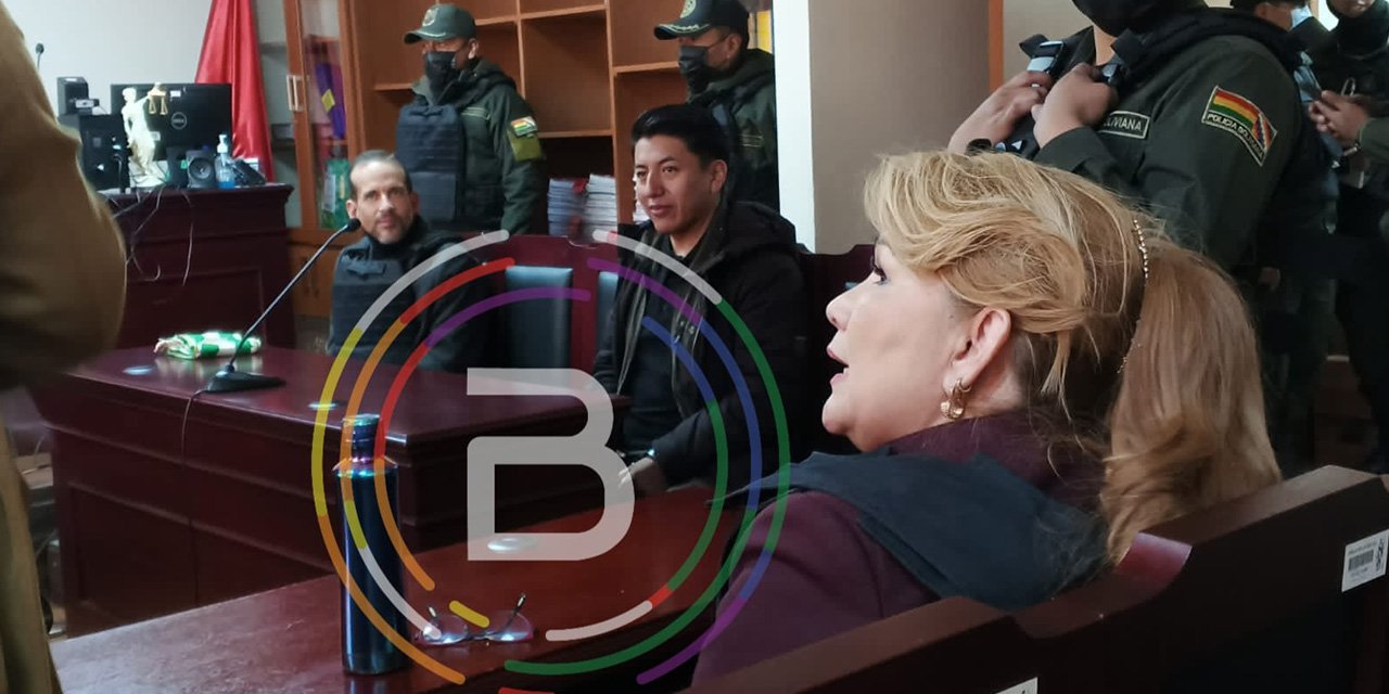 Luis Fernando Camacho, Marco Antonio Pumari y Jeanine Añez en el juicio. Foto: Bolivia TV