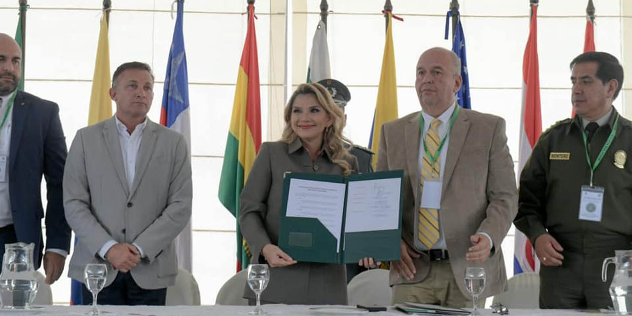 Luis Fernando López Julio, Jeanine Áñez y Arturo Murillo en un acto, el 5 de marzo de 2020. Foto: Archivo