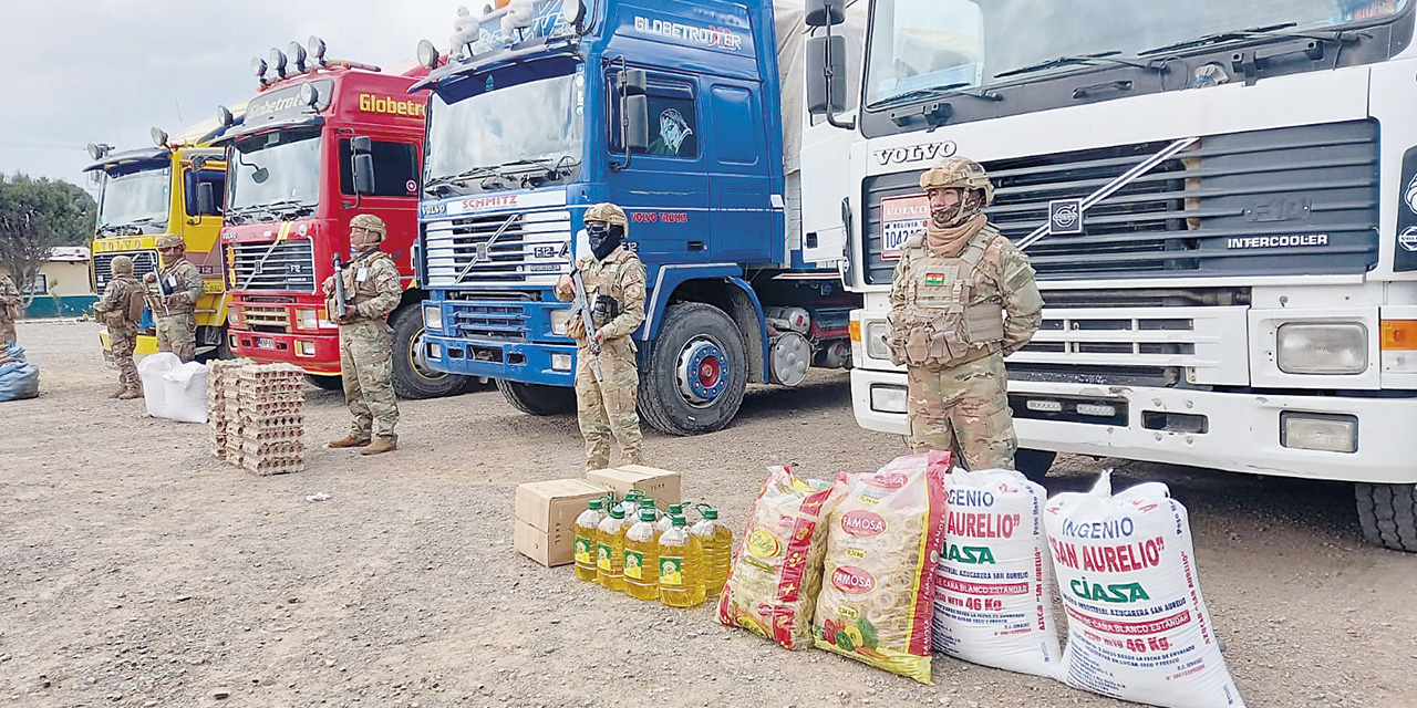 Efectivos militares muestran los productos de contrabando comisados en las fronteras del país. | Foto: VLCC