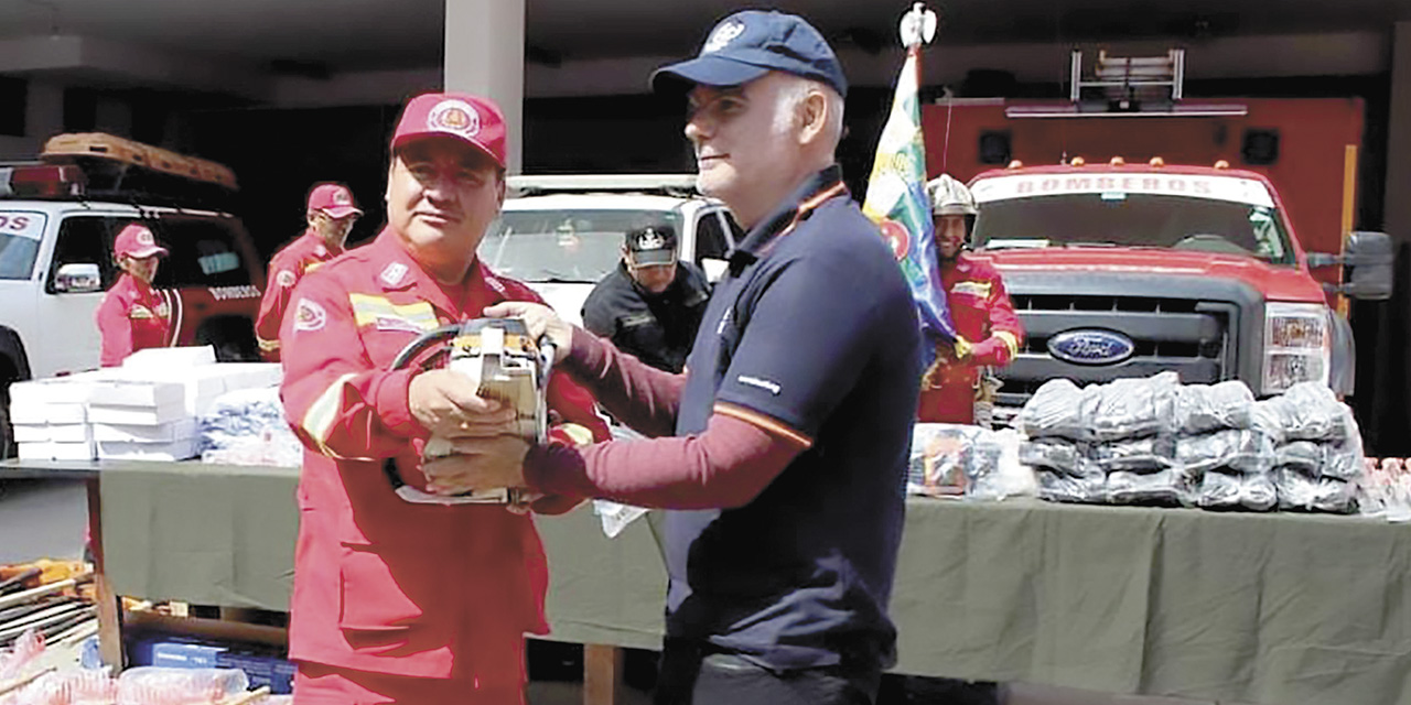 Bomberos de La Paz reciben equipos de donación de BUSF. | Foto: Policía Boliviana