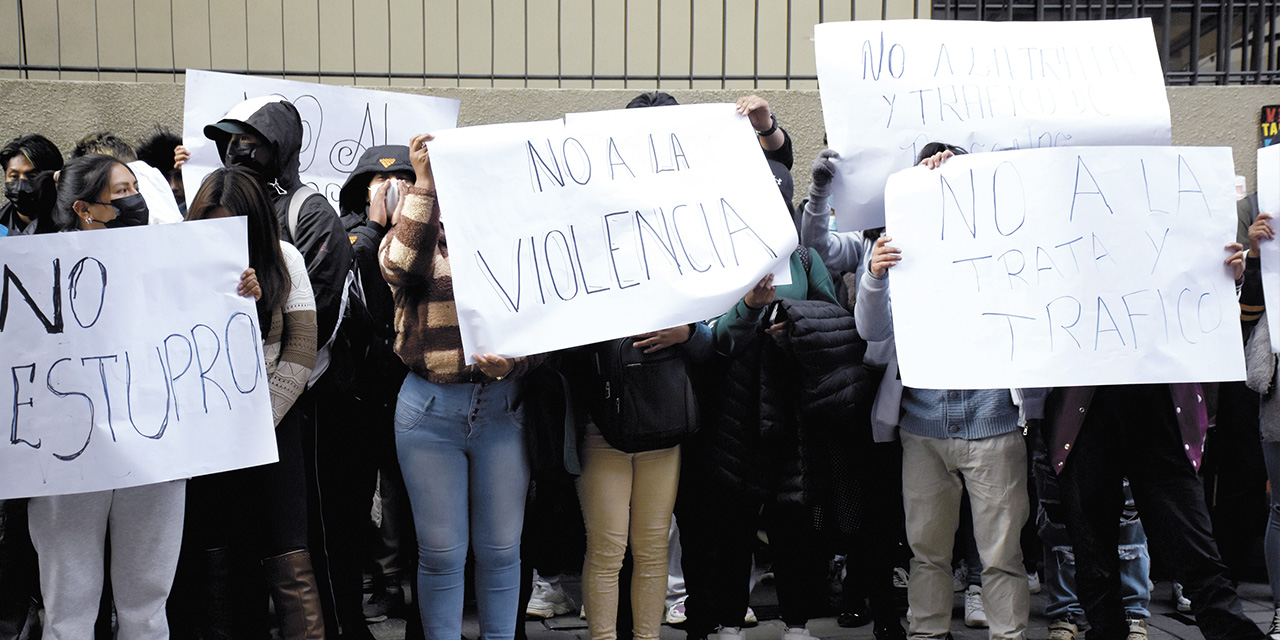 Protesta con carteles contra el abuso a menores de edad. | Foto: Jorge Mamani