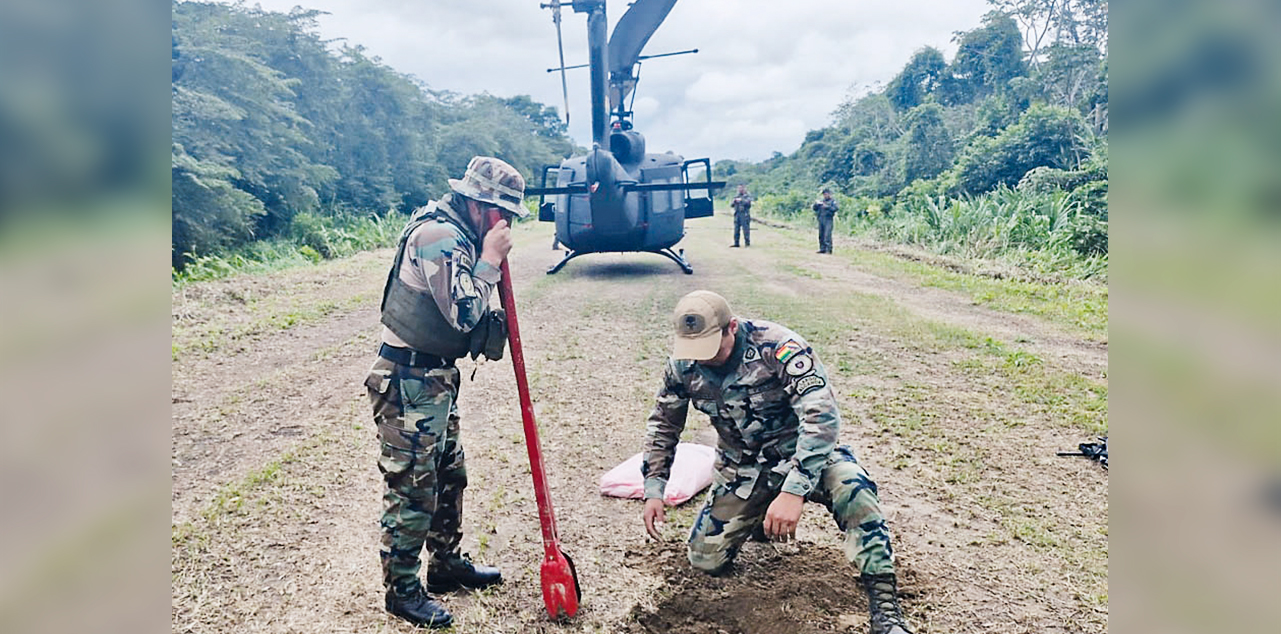 Efectivos de la FELCN en pleno trabajo de destrucción de las pistas clandestinas. Foto:  Ministerio de Gobierno