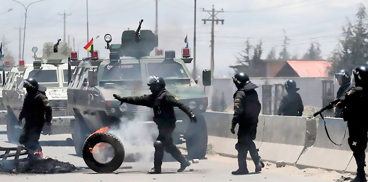 Militares y policías en las calles luego del golpe de Estado de 2019. Foto: Archivo