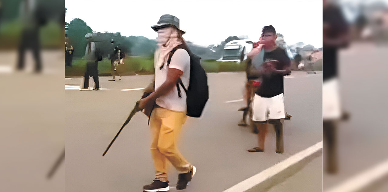 Un hombre porta un rifle en el bloqueo en el puente Ichilo. Foto: Captura