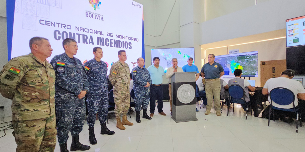 El ministro de Defensa, Edmundo Novillo, durante su permanencia en el Centro Nacional de Monitoreo Contra Incendios, instalado en Santa Cuz. Foto: Ministerio de Defensa