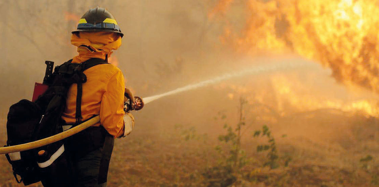 Bomberos forestales combaten los incendios en el país. Foto: Gobernación de Santa Cruz