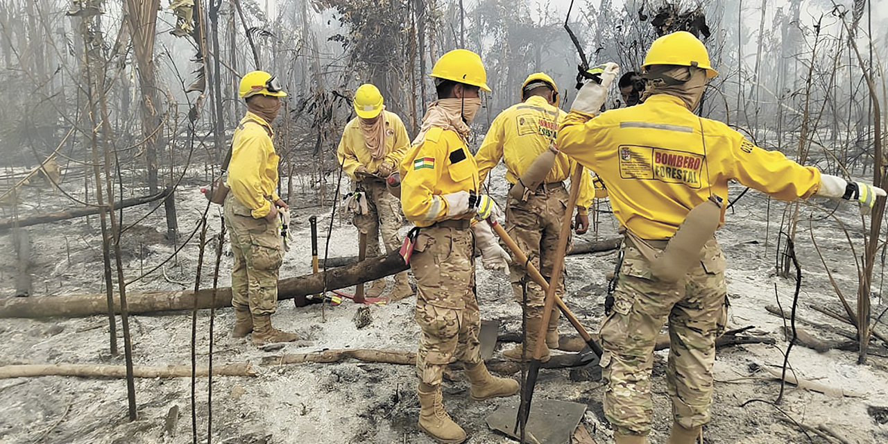 Militares de la Armada Boliviana combaten y controlan los incendios forestales.