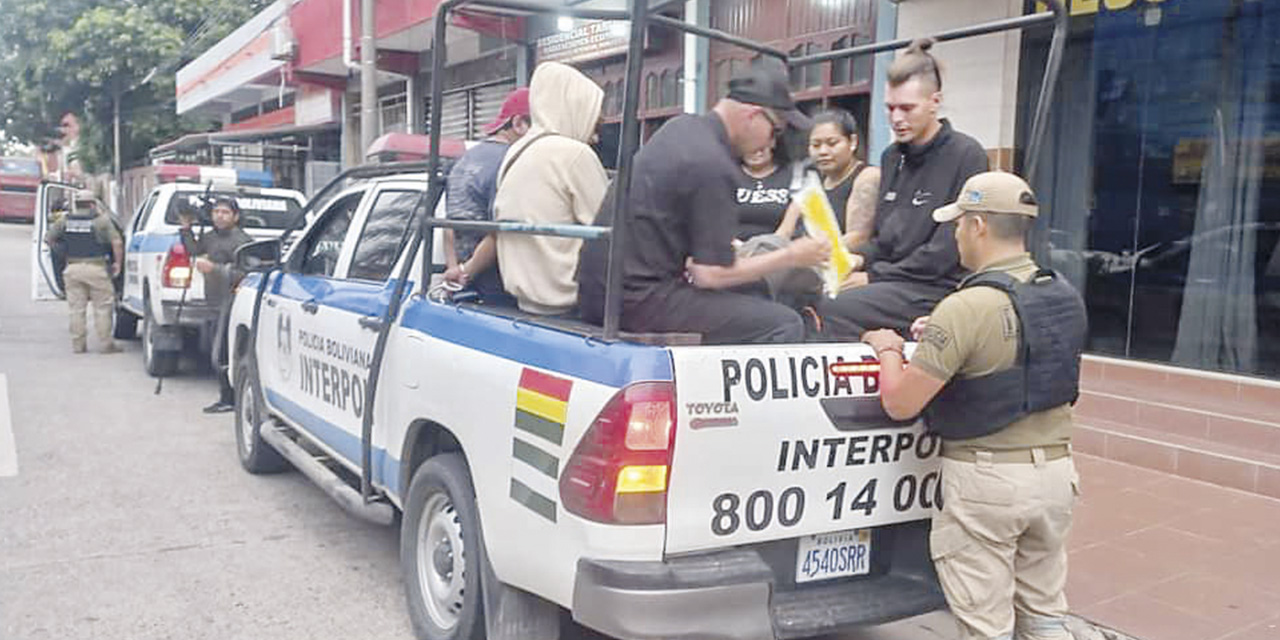 Migración aprehende a personas extranjeras con documentación irregular. | Foto: Policía Boliviana