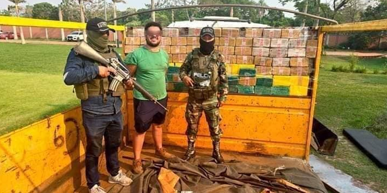 El ministro Eduardo Del Castillo, junto a autoridades policiales, en Santa Cruz, durante un reporte sobre casos en ese departamento. | Foto: Gobierno