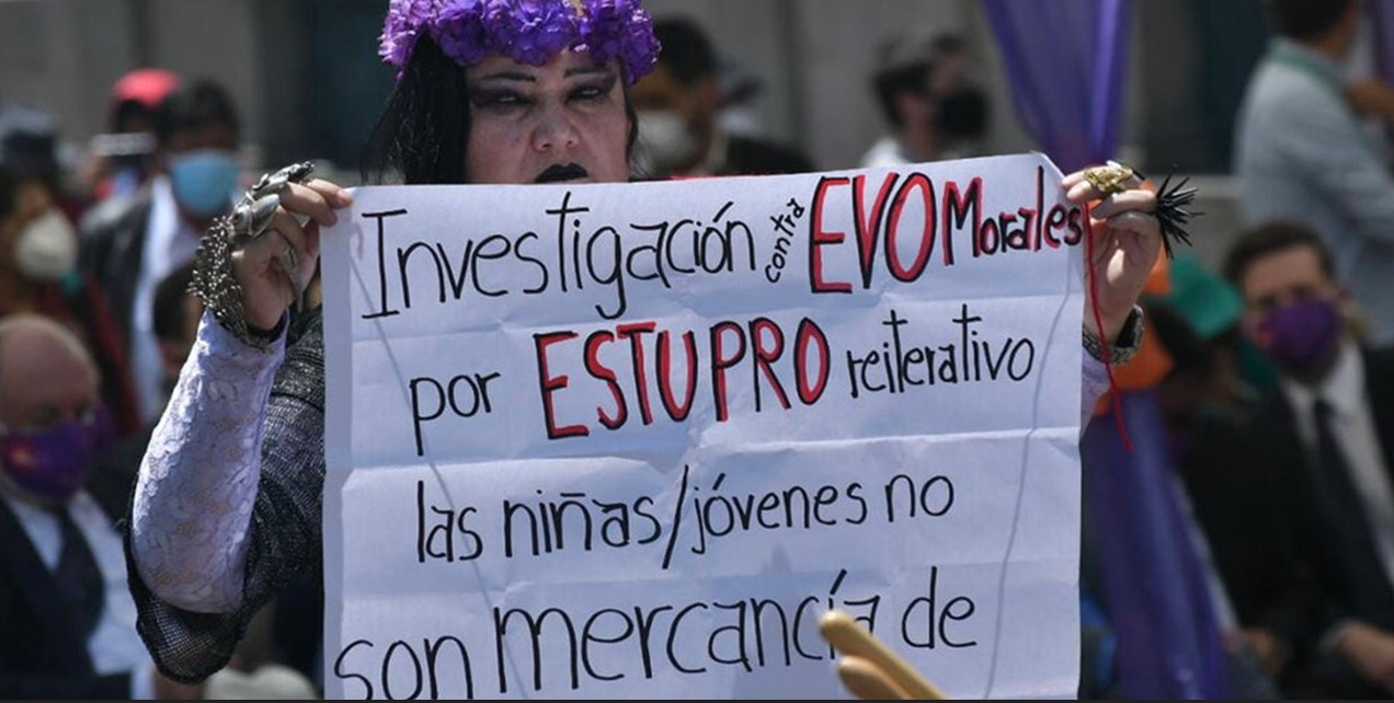 La activista María Galindo el 25 de noviembre de 2020 en una protesta en inmediaciones de la plaza Murillo de La Paz donde exigió una investigación contra Evo Morales por estupro. Foto APG