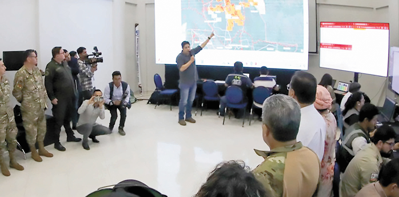 Un técnico del Centro de Monitoreo explica el comportamiento del clima. foto: Presidencia