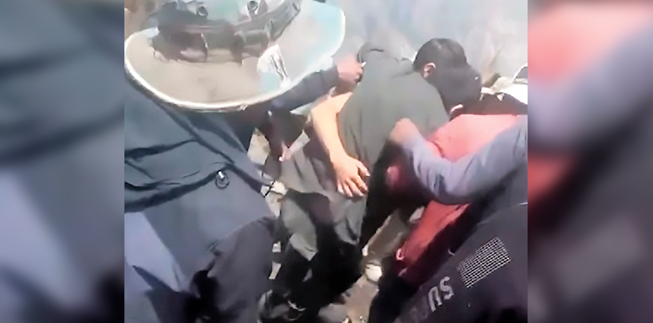 Un policía es golpeado por una turba de bloqueadores en Cochabamba. Foto: Captura