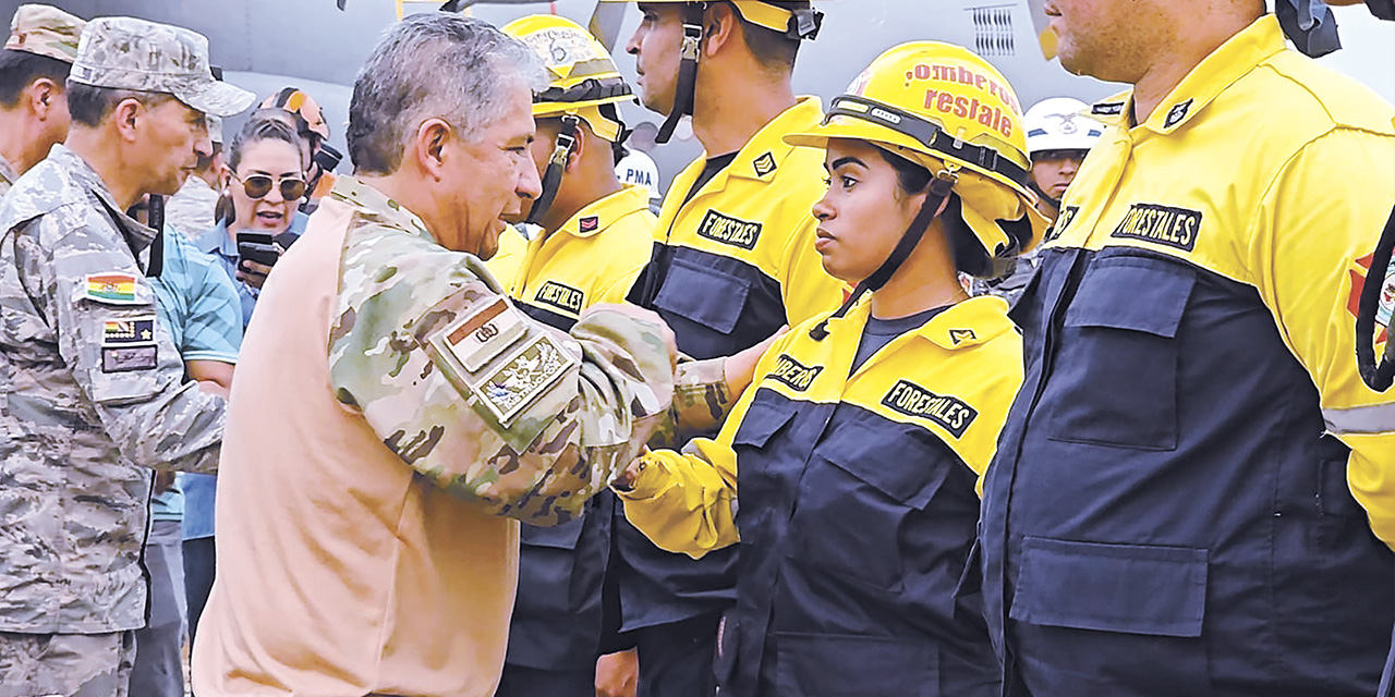 El ministro de Defensa, Edmundo Novillo, da la bienvenida al nuevo contingente de bomberos forestales de Venezuela, a su llegada a Santa Cruz, ayer. | Foto: Defensa