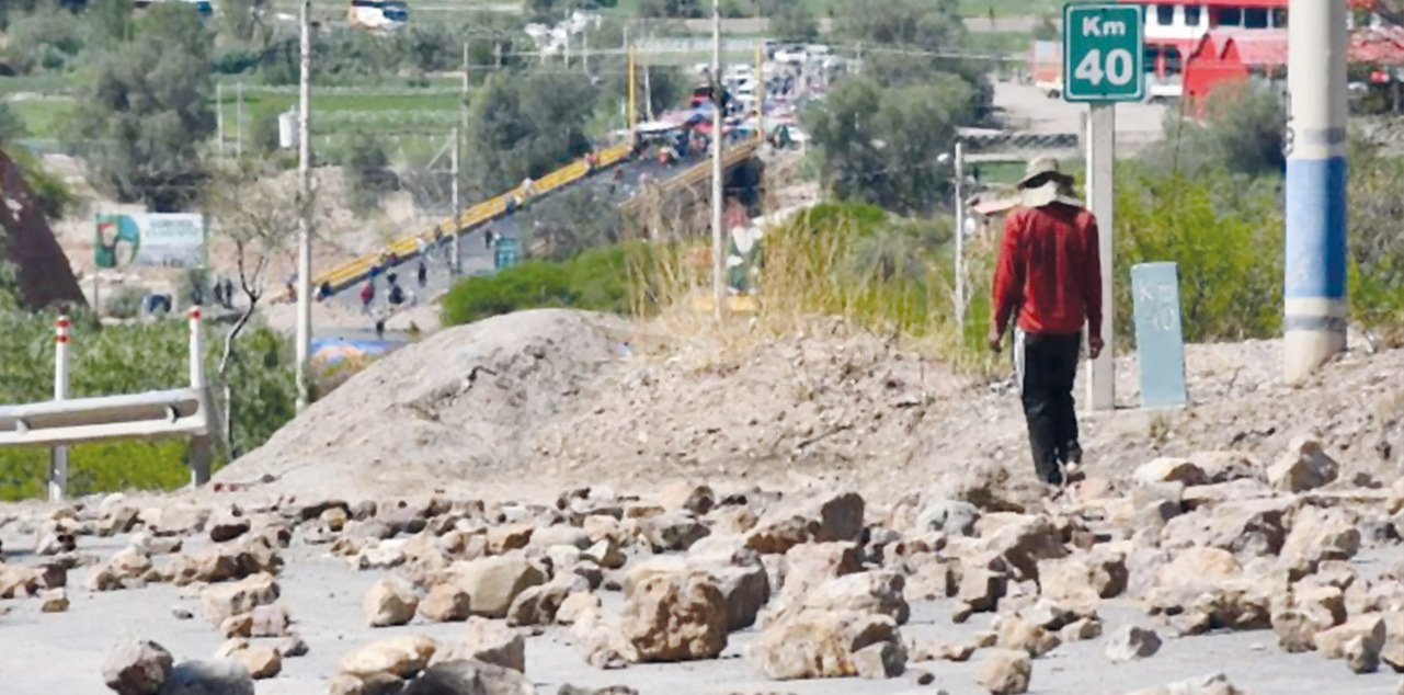 Bloqueo en el ingreso a la ciudad de Cochabamba de parte de los seguidores de Evo Morales. Foto: Archivo