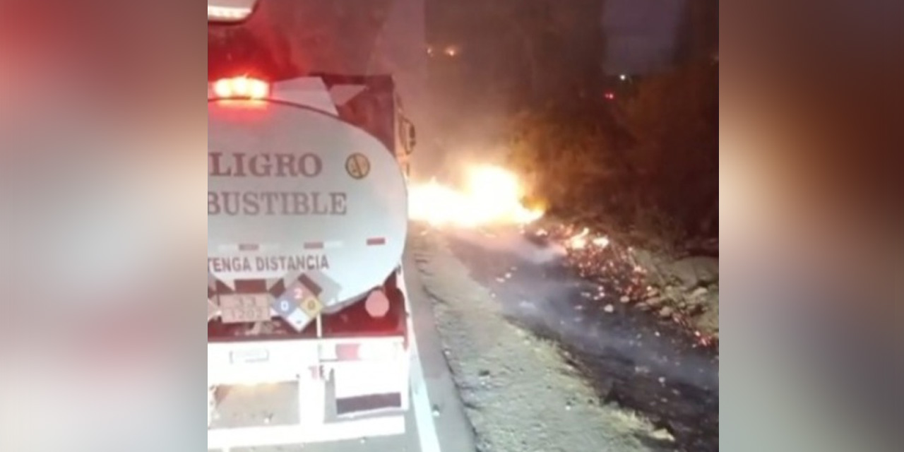 El fuego cerca de un carro cisterna. Foto: Captura de imagen