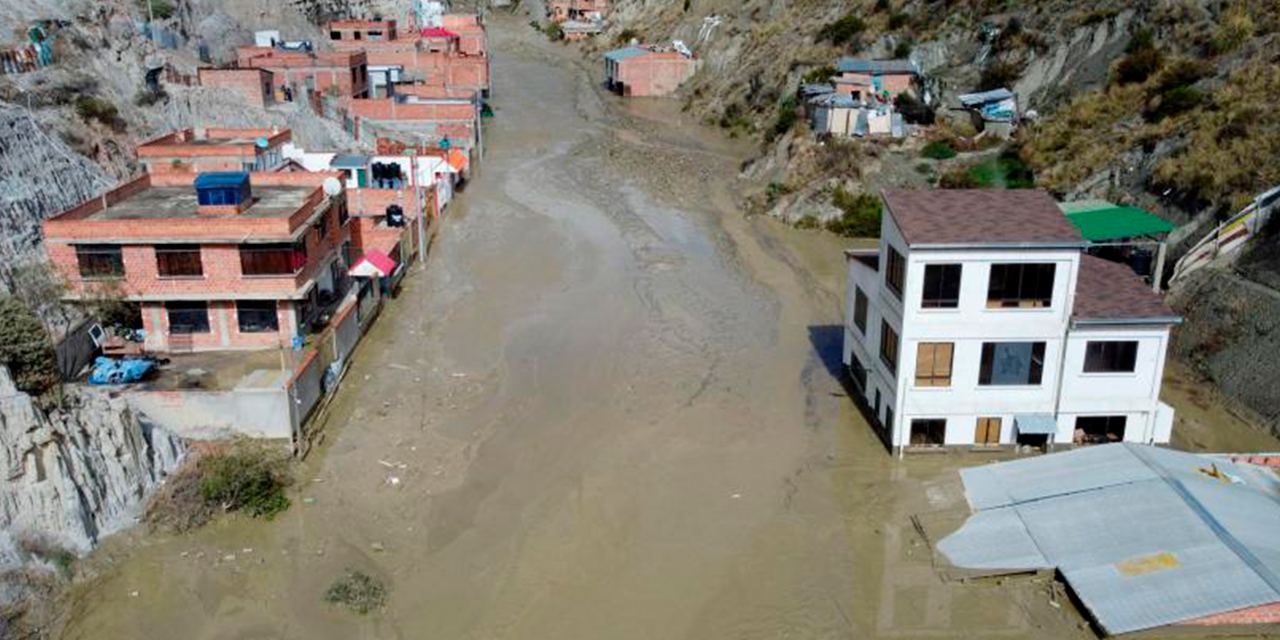 Una intensa lluvia causó una mazamorra que afectó a Bajo Llojeta en la ciudad de La Paz. Foto: Archivo