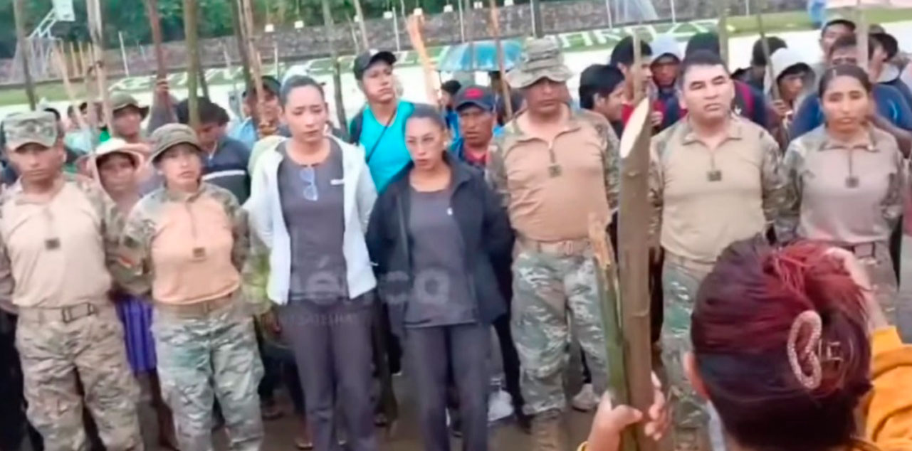 Los rehenes durante la toma del Regimiento “Cacique Juan Maraza”, en Villa Tunari, el 1 de noviembre.