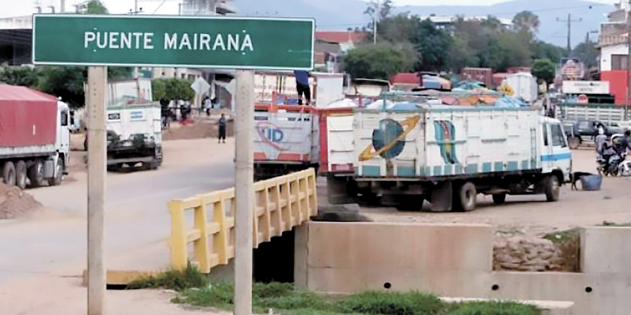 El bloqueo persiste en  la localidad de Mairana, donde cientos de vehículos se encuentran varados.  | Foto: RRSS