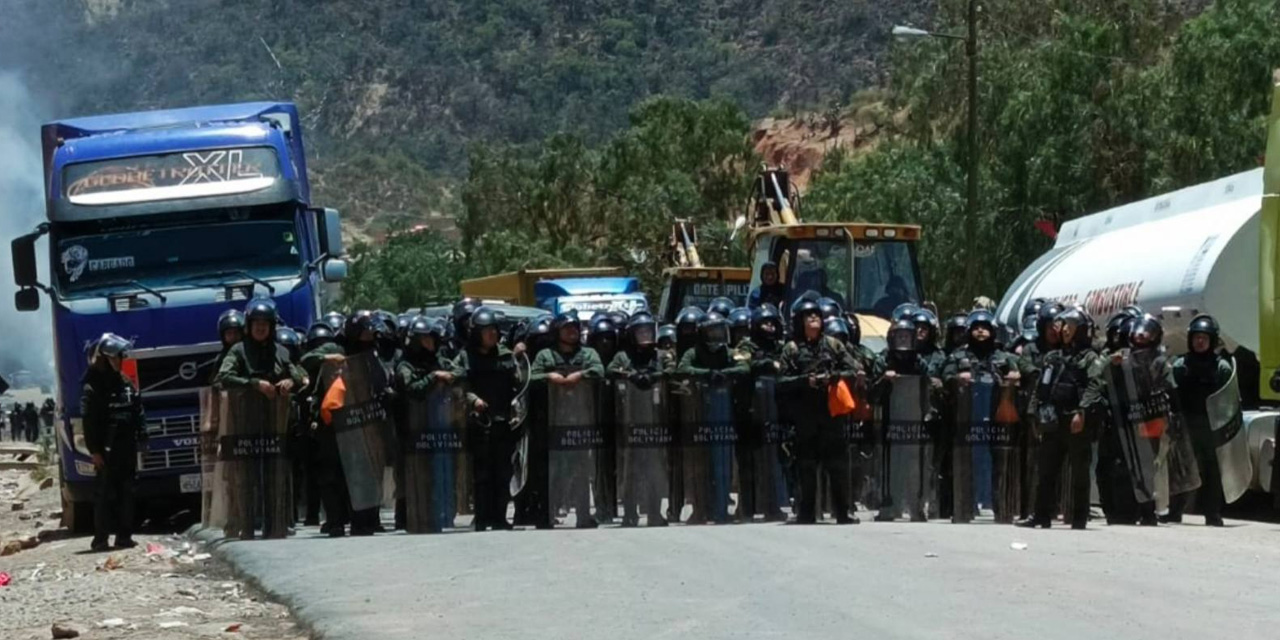 Policías en el puente de Parotani, a unos kilómetros de Capinota. Foto: Policía Boliviana