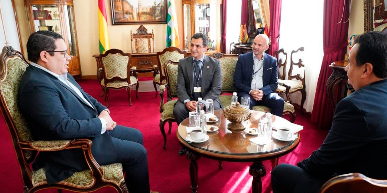 El fiscal general del Estado, Roger Mariaca, se reunió con representantes de El Paccto. Foto:  FGE