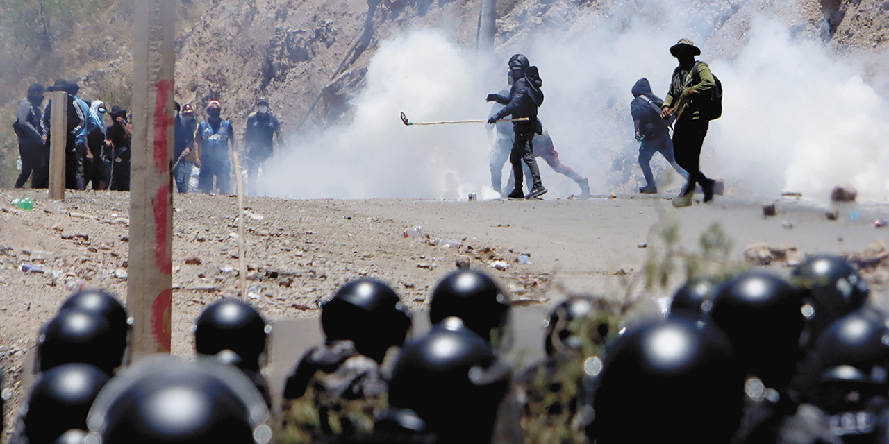 La Policía intervino la mañana de ayer el bloqueo en Parotani. | Foto: APG