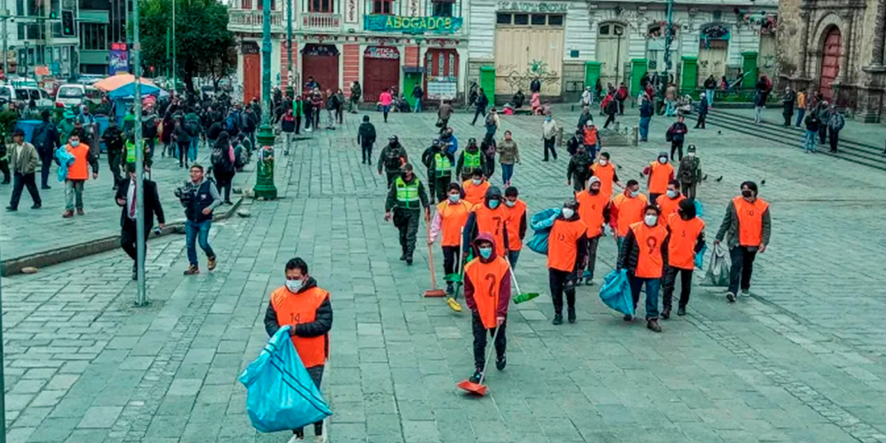 Personas arrestadas por consumir bebidas alcohólicas en vía pública. Foto: RRSS