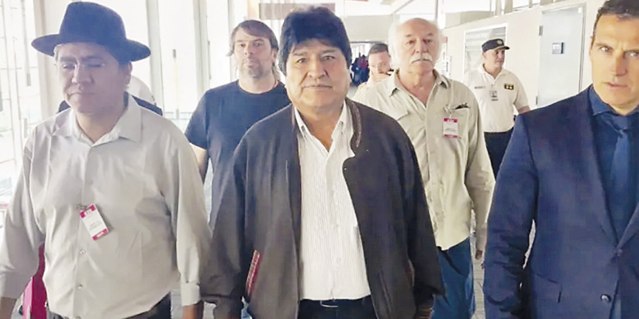 Evo Morales a su arribo al Aeropuerto de Ezeiza, en Argentina, el 12 de diciembre de 2019, donde el gobierno de Alberto Fernández le otorgó refugio, el cual fue revocado por el gobierno de Javier Milei.  | Foto: NA