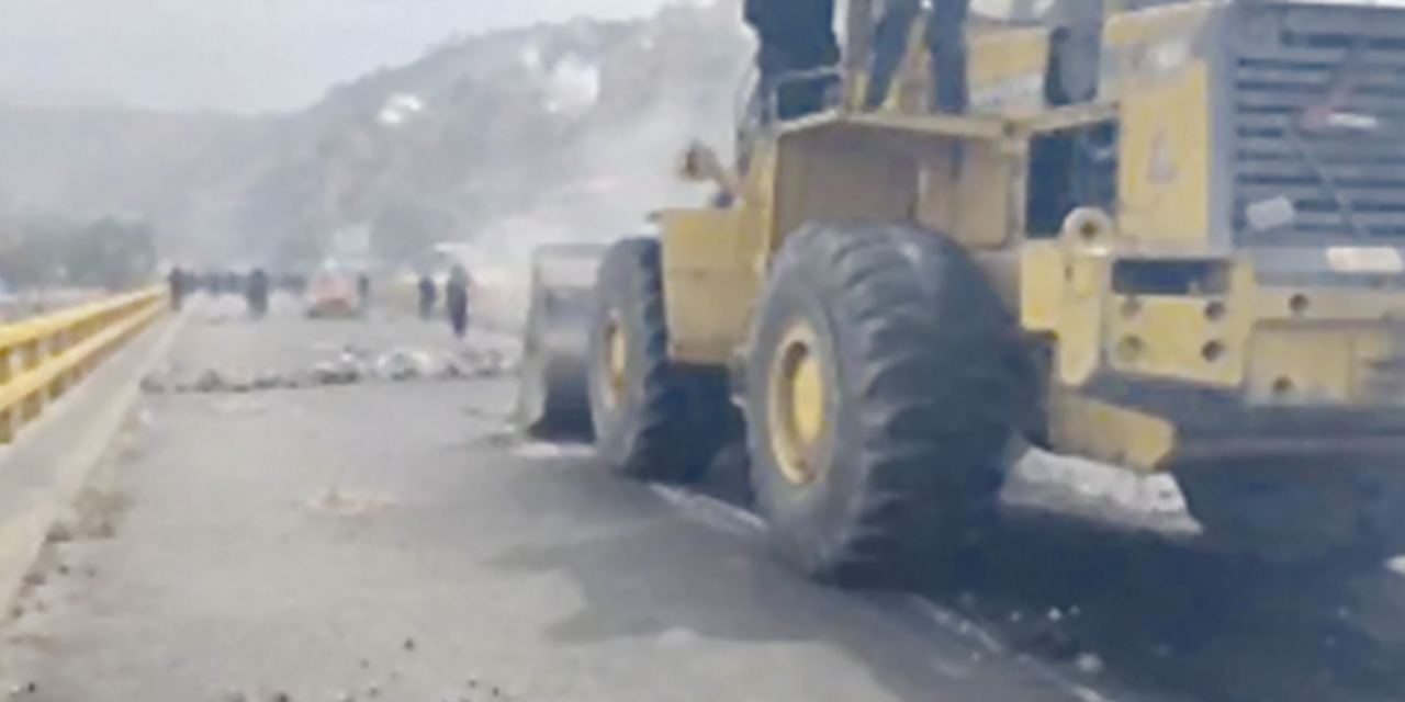 Un tractor retira escombros del puente Parotani, Cochabamba. | Foto: RRSS