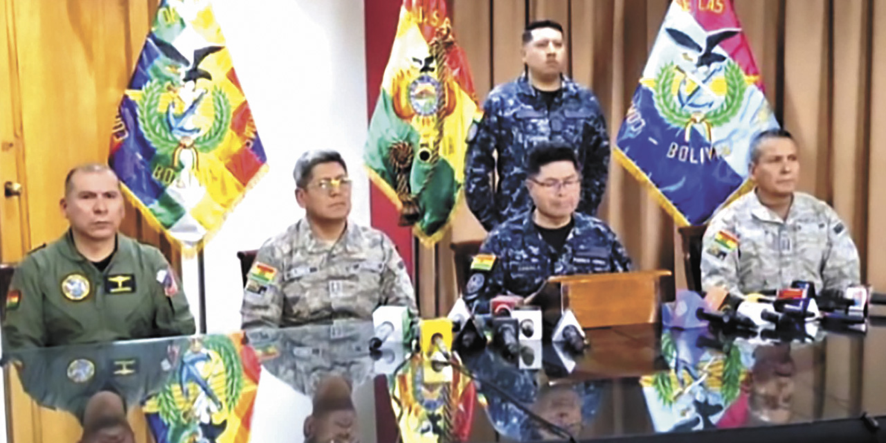 El comandante de las Fuerzas Armadas, general Gerardao Zabala (centro), y su Alto Mando.  | Foto: Captura