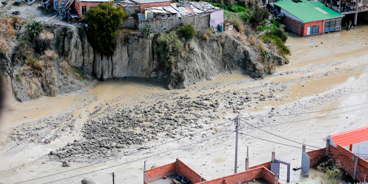 La mazamorra que afectó a Bajo Llojeta, de la ciudad de La Paz, el sábado en la noche. Foto:  Presidencia