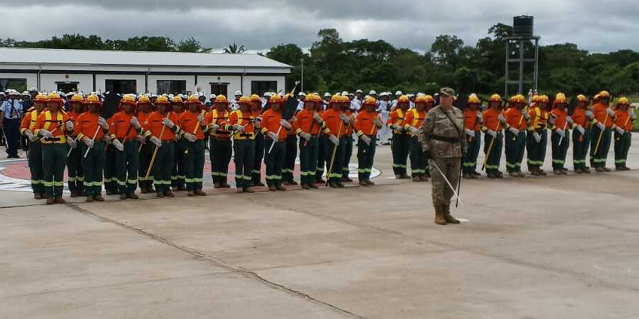 Bomberos forestales pertenecientes al Comando Conjunto de Respuesta ante Eventos Adversos de las Fuerzas Armadas.